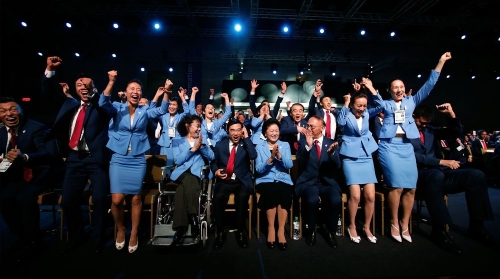 2015年7月31日，在吉隆坡举行的国际奥委会第128次全会上，北京申冬奥代表团成员庆祝获得举办权