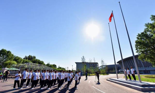 国家雪橇队、国家男子冰球队在北京冰上项目训练基地举行升国旗仪式。