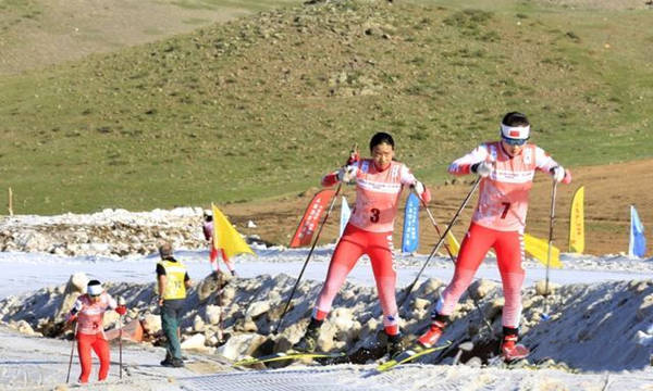 国家队滑雪运动员女子组雪道爬坡