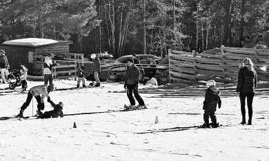 芬兰人从小就开始参加冰雪运动，自称“踏着滑雪板出生”的民族