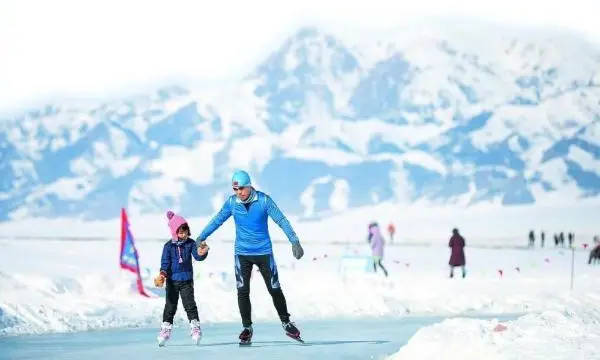 游客在赛里木湖景区滑冰