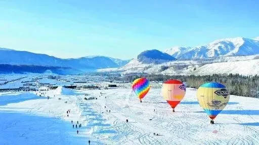 游客在喀纳斯景区禾木村迎接新年第一天，很多游客选择乘坐热气球从空中一览雪乡美景