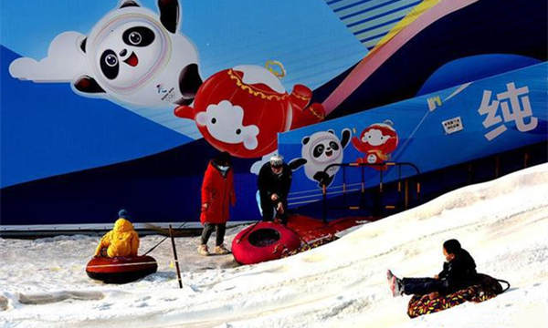 2021年01月31日，市民在北京石景山区广宁街道“冬奥社区”冰雪乐园体验冰雪乐趣