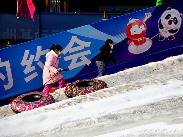 2021年01月31日，市民在北京石景山区广宁街道“冬奥社区”冰雪乐园体验冰雪乐趣 2