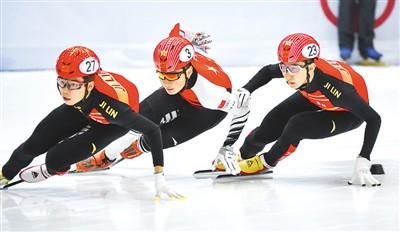 中国短道速滑选手武大靖(右)在全国短道速滑冠军赛中