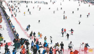 滑雪爱好者在杭州临安大明山万松岭滑雪场滑雪