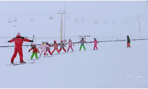 新疆“体育产业杯”大众滑雪技术大赛在昌吉举行
