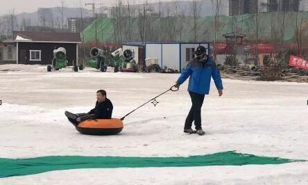 体验冰雪运动。