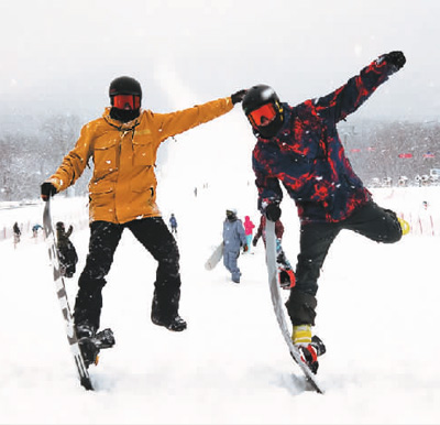 游客春季在吉林滑雪