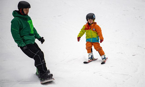 在冰雪运动体育课上，孩子在练习双板滑雪