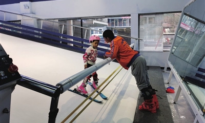 在雪嘉峰室内滑雪训练基地，教练正在指导学员滑雪