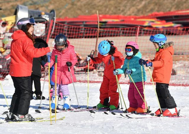 北京八达岭滑雪场正式开板 推出“免费教+免费滑”系列活动3
