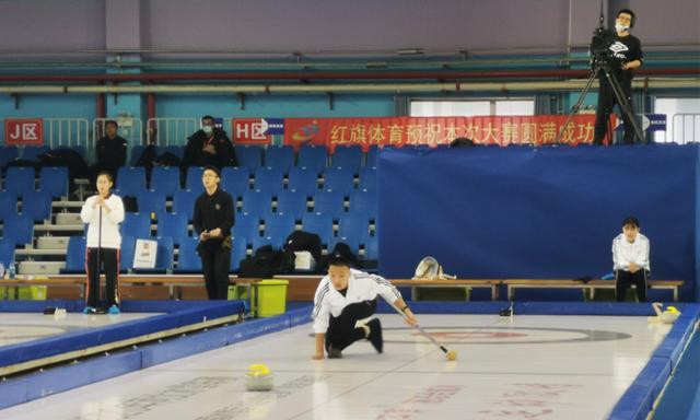 比赛现场，邯郸队运动员将冰壶掷向大本营。