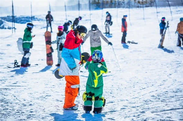 崇礼的太舞小镇滑雪场迎来2020年开板仪式6