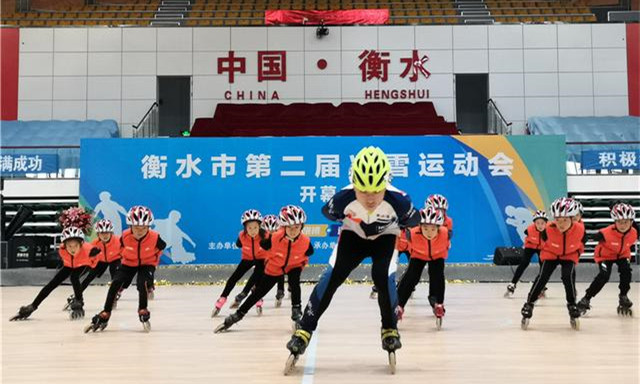 开幕式现场，小学生进行轮滑表演