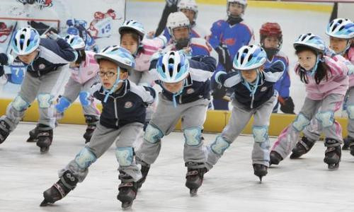 请前短道速滑世界冠军和世界双人花滑冠军当教练，和国家冰壶队队员组队打友谊赛……冬天还没来，北京石景山区的中小学生代表已经提前享受冰雪快乐。未来，冠军名师将成为该区各校标配，至少4个仿真冰训练场建设也已排上日程。