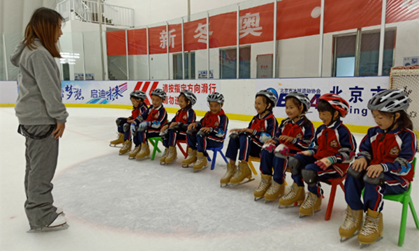 冰雪运动进校园——北京市石景山区红旗小学收获多