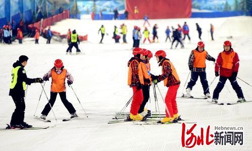 石家庄市鹿泉区在西部长青冰雪小镇举行冰雪运动会滑雪比赛