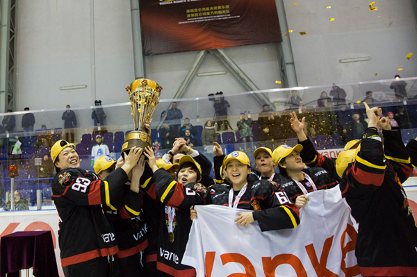 3月11日，深圳昆仑鸿星万科阳光队夺得俄罗斯女冰联赛总冠军。