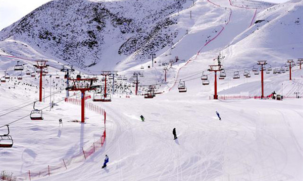 3月10日，游客在将军山滑雪场滑雪。