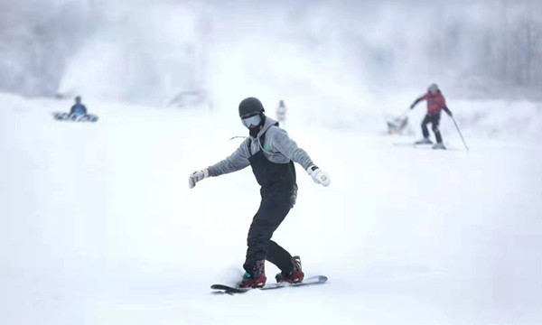 第六届全国大众冰雪季·陕西鳌山滑雪公开赛举行3