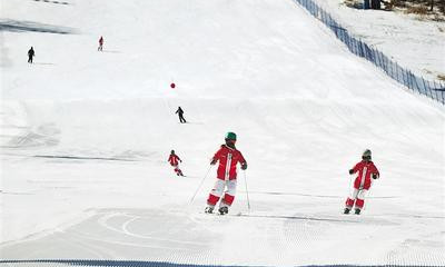 2月26日，滑雪爱好者在张家口市崇礼区太舞滑雪小镇滑雪。