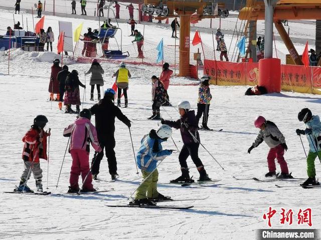 学生享受着冰雪运动的乐趣