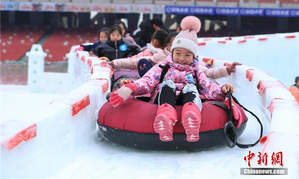 学生玩雪圈滑梯