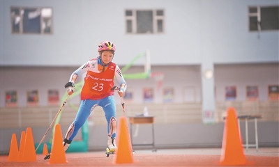 第二届全国学校冰雪运动竞赛越野滑轮项目中，小学女子组选手正奋力竞速