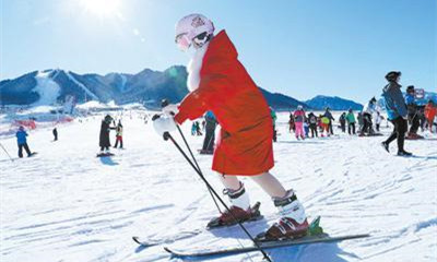 在新疆乌鲁木齐丝绸之路国际度假区滑雪场，滑雪爱好者在体验冰雪运动乐趣