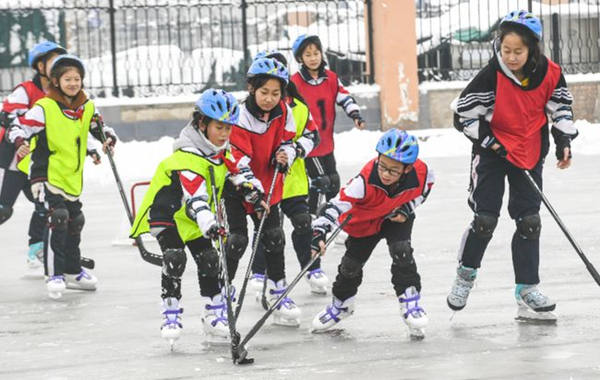 河北大厂小学生在体验冰球