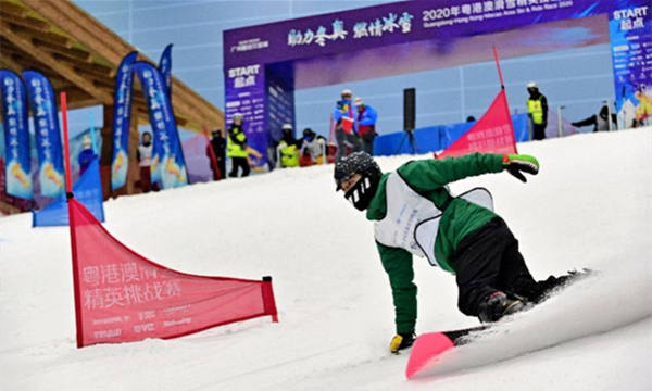 广州融创雪世界举办的首届“粤港澳滑雪精英挑战赛”。