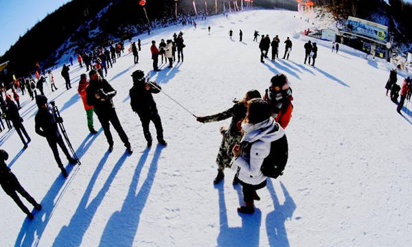 新疆大力推广群众冰雪运动
