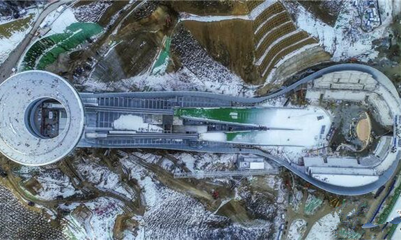 国家跳台滑雪中心正在造雪中