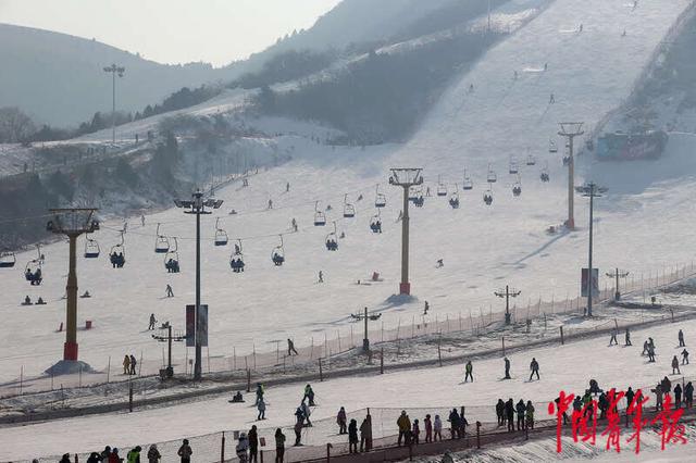 北京平谷渔阳国际滑雪场的雪坡