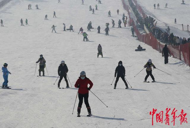 滑雪爱好者在滑雪