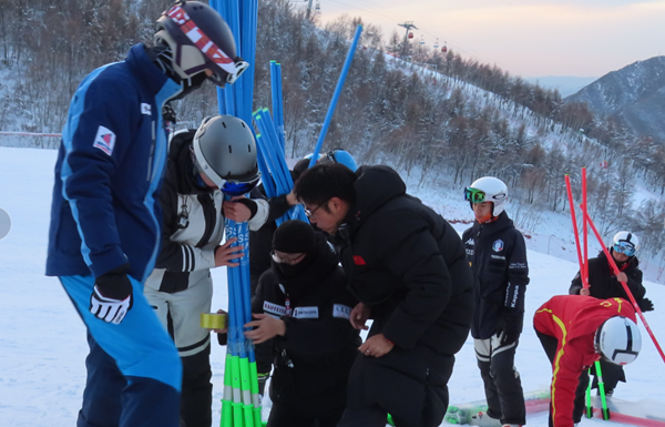 河北省冰雪运动会高山滑雪 单板滑雪比赛明日开赛 3