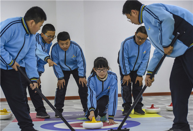 河北省衡水市第三中学的学生在练习陆地冰壶技巧