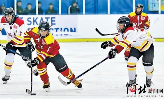11月21日，秦皇岛市首届冰雪运动会中，冰球选手正在进行激烈角逐。