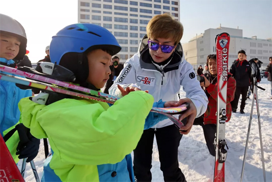指导小学生滑雪