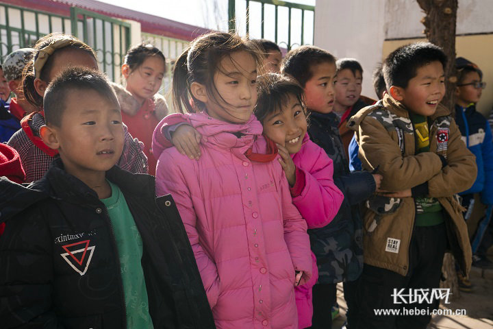 学生们第一次见到仿真冰真雪的冰雪运动器材