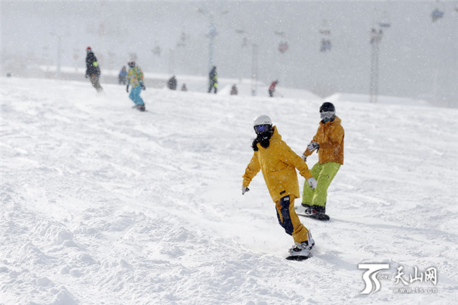 在丝绸之路国际度假区滑雪场内，滑雪爱好者们尽情地在雪道上驰骋、撒欢。