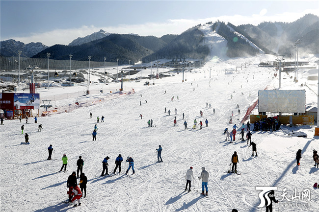首滑当日，上千名游客及滑雪爱好者们齐聚丝绸之路国际度假区滑雪场，一起感受“乐享冰雪·心宿南山”。 