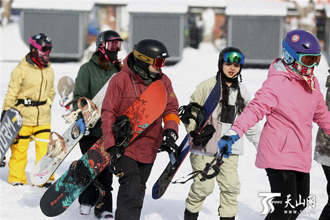 滑雪爱好者们全副武装走入他们久违了的冰雪世界。