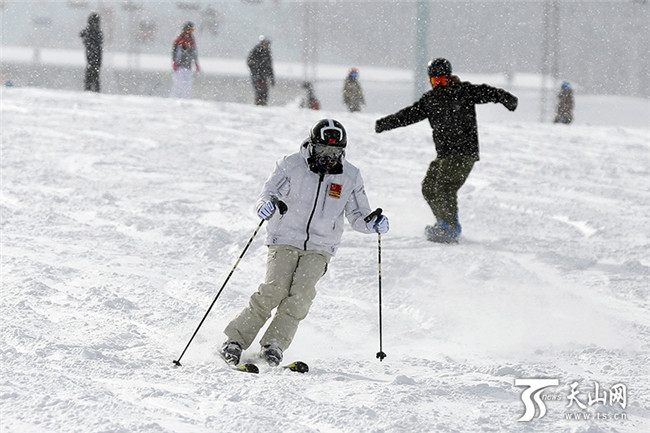 在丝绸之路国际度假区滑雪场内，滑雪爱好者们尽情地在雪道上驰骋、撒欢。