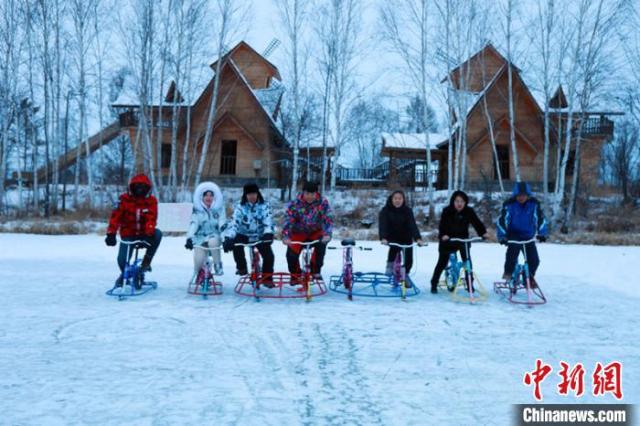 游客体验冰上自行车娱乐项目