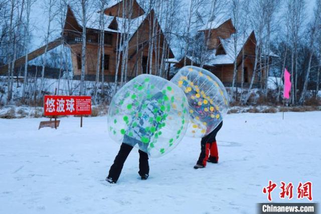 游客体验冰上悠波球娱乐项目