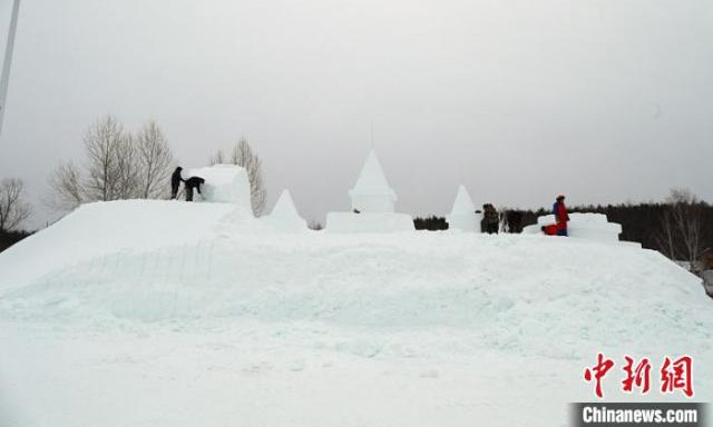 工作人员加班加点建设冰雕景观
