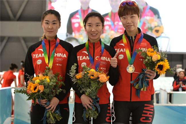 10月10日，女子3000米冠军韩梅（中）、亚军殷琦（右）与季军李丹在颁奖仪式上合影