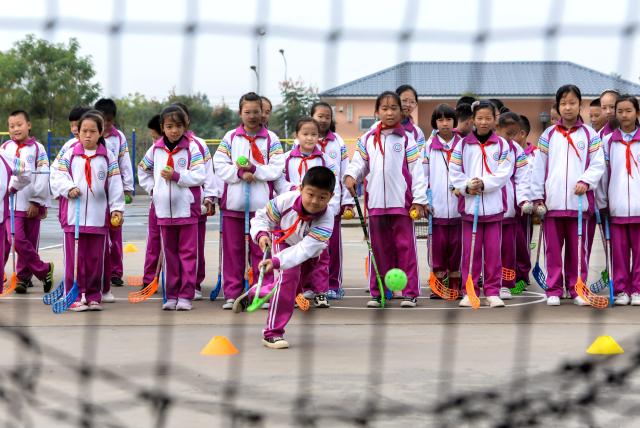 邯郸市峰峰矿区外国语实验小学的学生进行陆地冰球训练